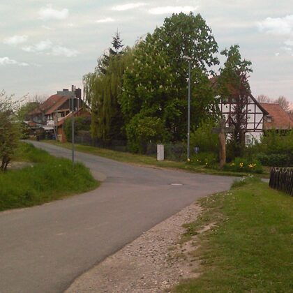 Waldweg, Vor dem Dorf